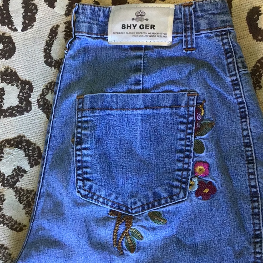 CUTE Flower Embroidered Denim Capris